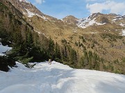 71 Sentiero dei Tre Pizzi carico di neve, sentiero per Laghi Gemelli senza neve
